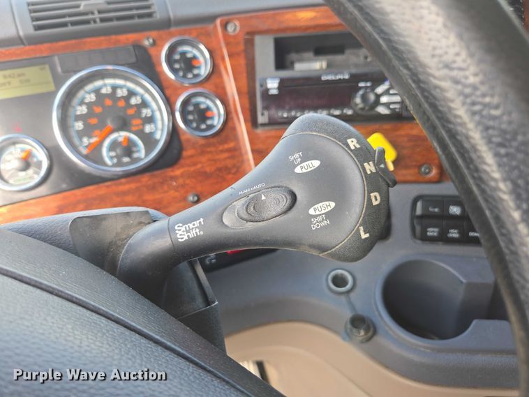 image for item FB9448 2018 Freightliner Cascadia semi truck