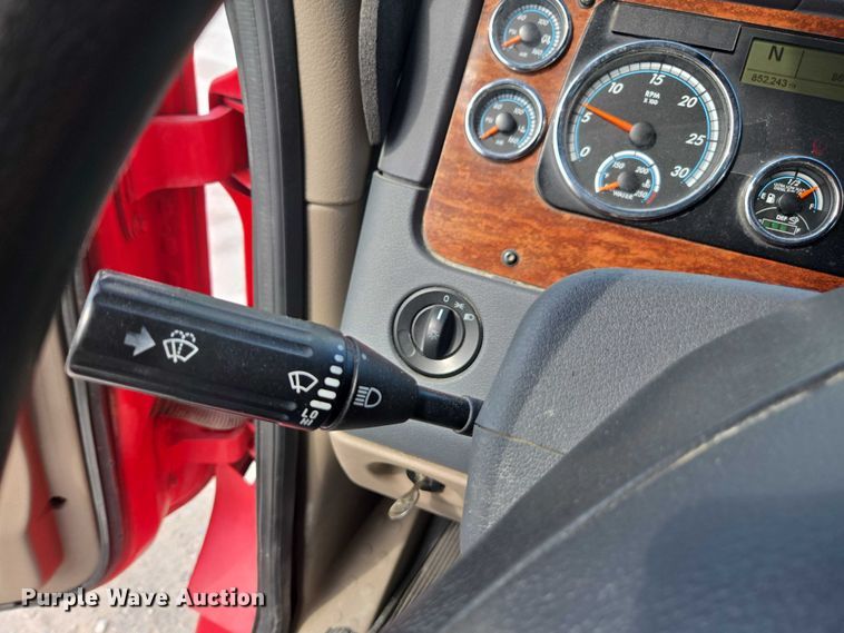 image for item FB9448 2018 Freightliner Cascadia semi truck