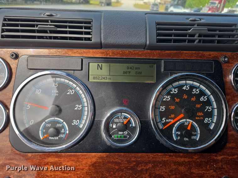 image for item FB9448 2018 Freightliner Cascadia semi truck