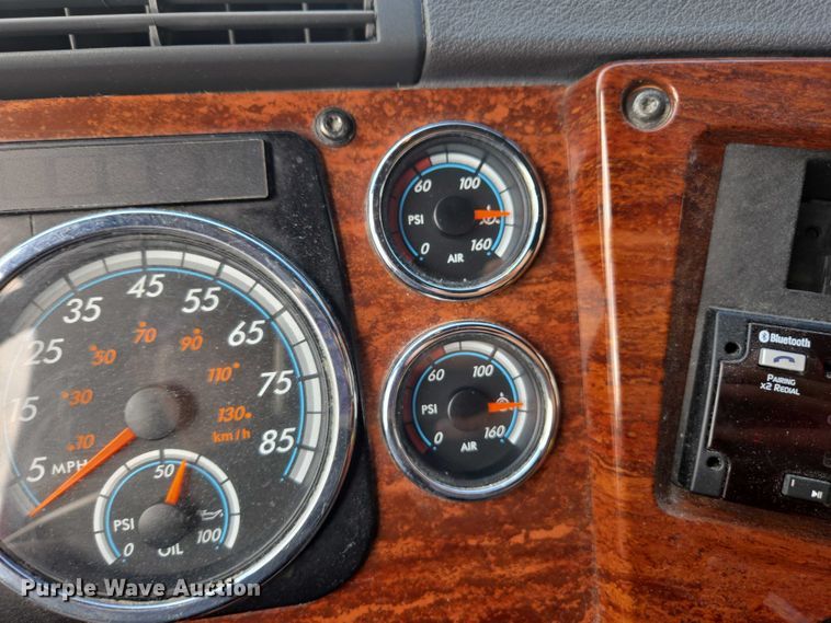 image for item FB9448 2018 Freightliner Cascadia semi truck