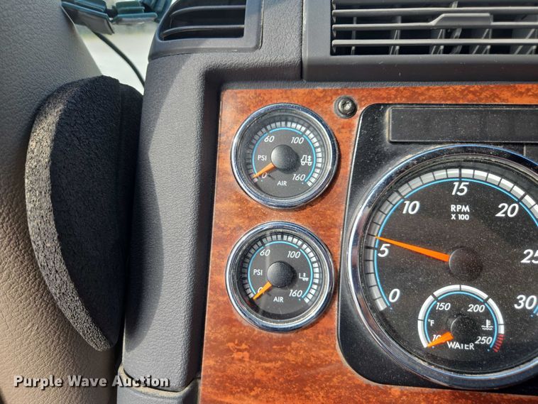 image for item FB9448 2018 Freightliner Cascadia semi truck