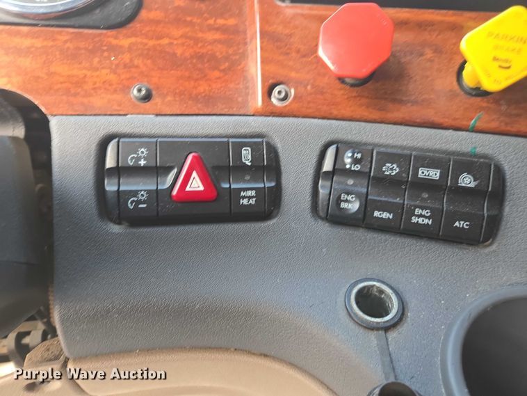 image for item FB9448 2018 Freightliner Cascadia semi truck