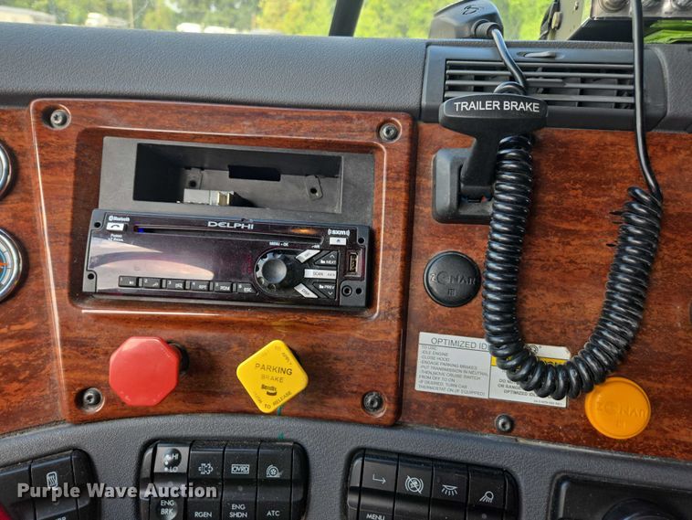 image for item FB9448 2018 Freightliner Cascadia semi truck