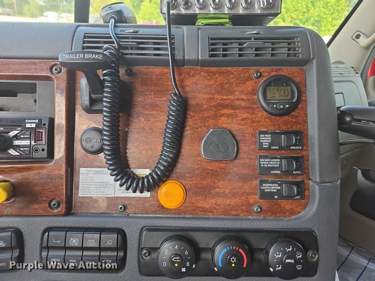 image for item FB9448 2018 Freightliner Cascadia semi truck