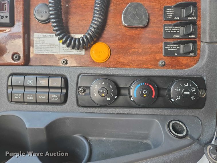 image for item FB9448 2018 Freightliner Cascadia semi truck