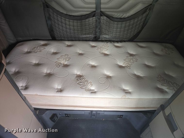 image for item FB9448 2018 Freightliner Cascadia semi truck