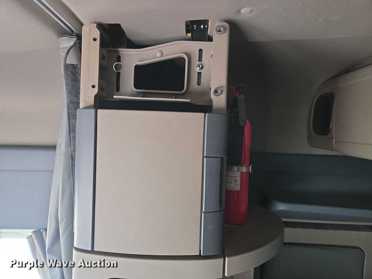 image for item FB9448 2018 Freightliner Cascadia semi truck