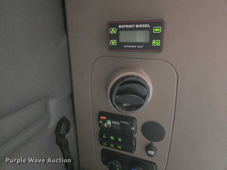 image for item FB9448 2018 Freightliner Cascadia semi truck