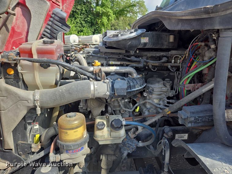 image for item FB9448 2018 Freightliner Cascadia semi truck