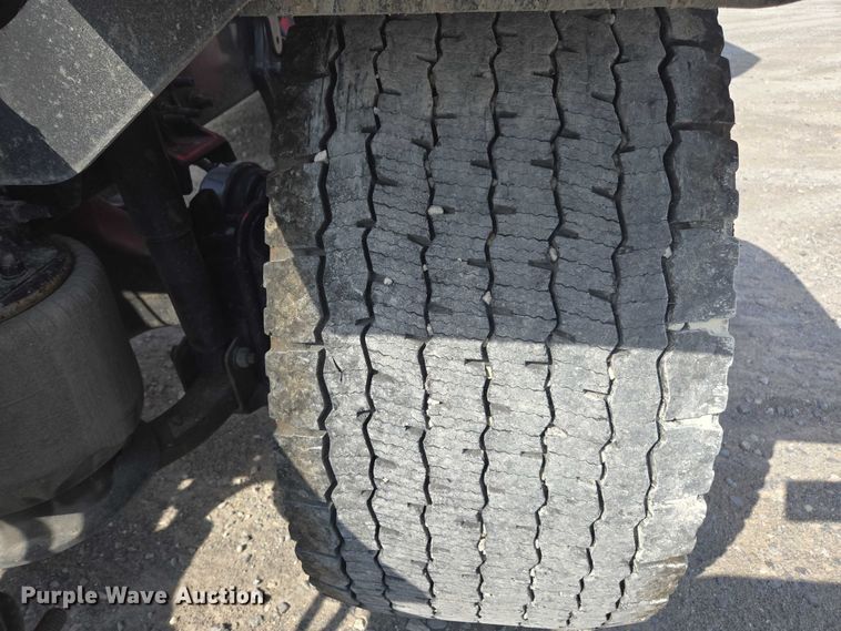 image for item FB9448 2018 Freightliner Cascadia semi truck