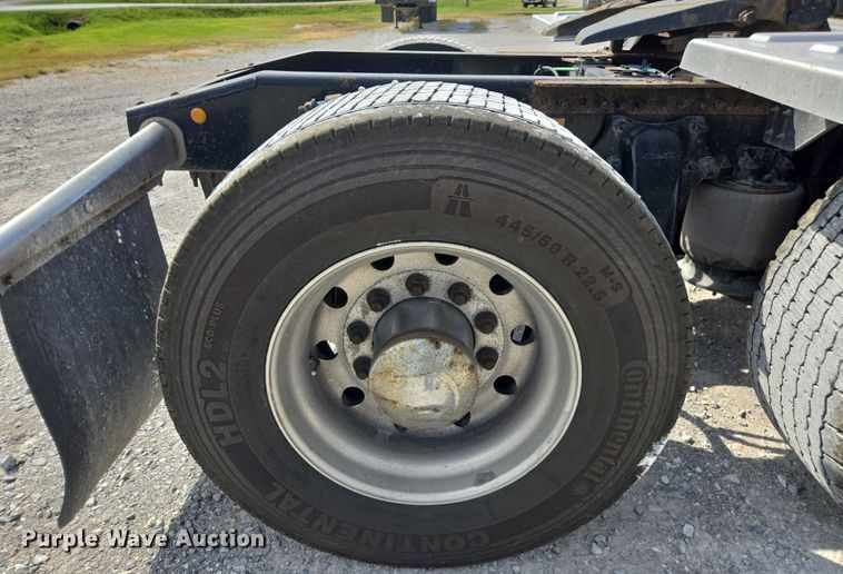 image for item FB9448 2018 Freightliner Cascadia semi truck