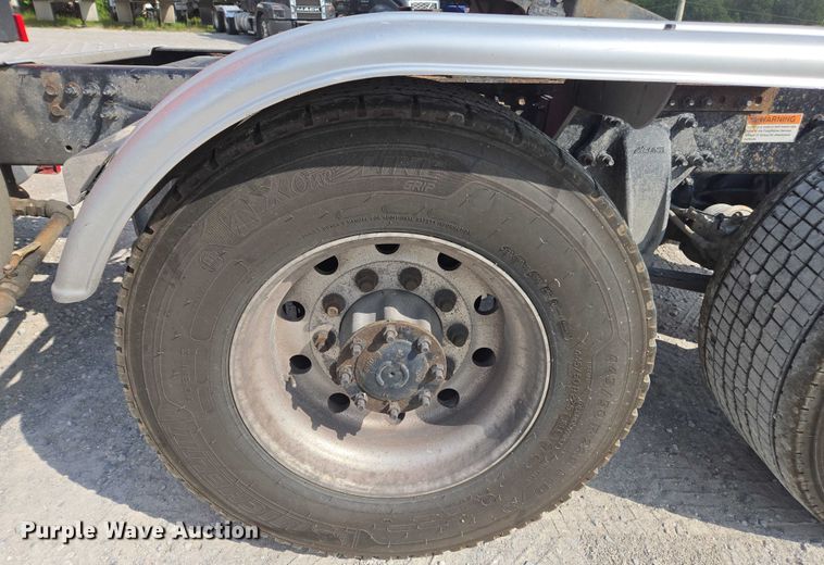 image for item FB9448 2018 Freightliner Cascadia semi truck