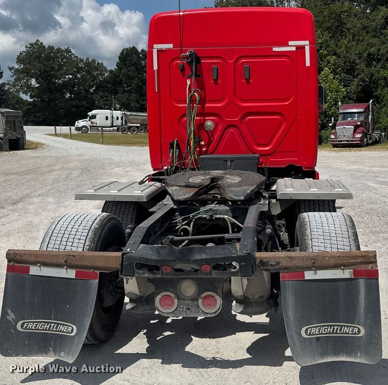 image for item FB9449 2018 Freightliner Cascadia semi truck