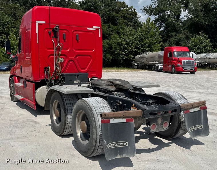 image for item FB9449 2018 Freightliner Cascadia semi truck