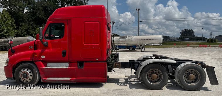 image for item FB9449 2018 Freightliner Cascadia semi truck