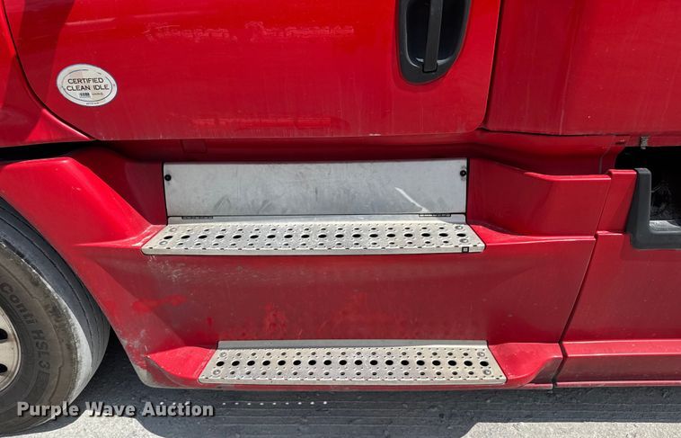 image for item FB9449 2018 Freightliner Cascadia semi truck