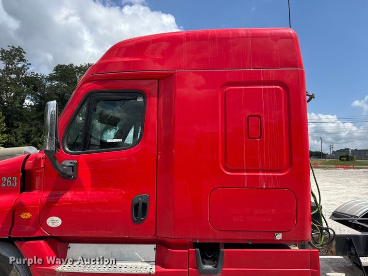 image for item FB9449 2018 Freightliner Cascadia semi truck