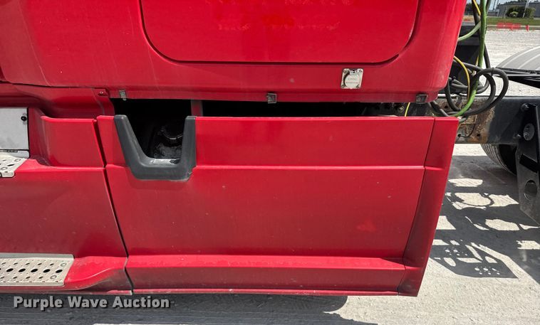 image for item FB9449 2018 Freightliner Cascadia semi truck