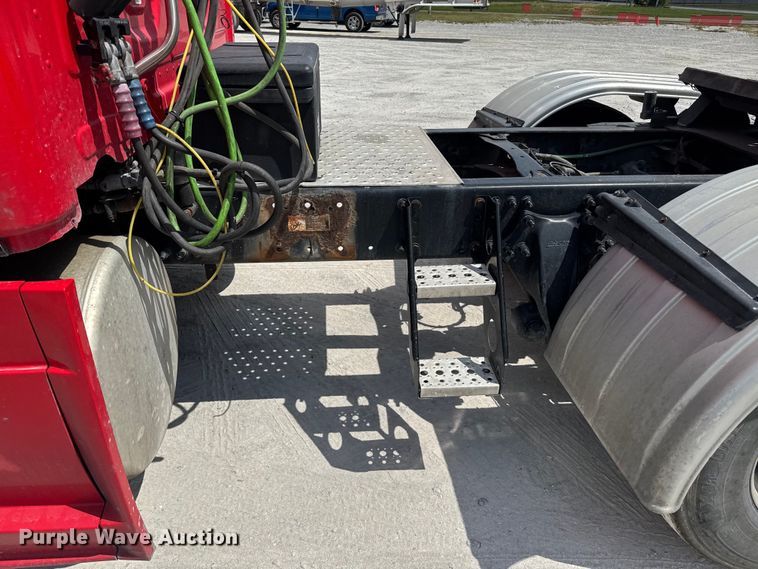 image for item FB9449 2018 Freightliner Cascadia semi truck