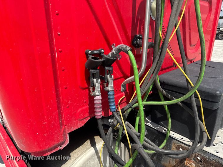 image for item FB9449 2018 Freightliner Cascadia semi truck