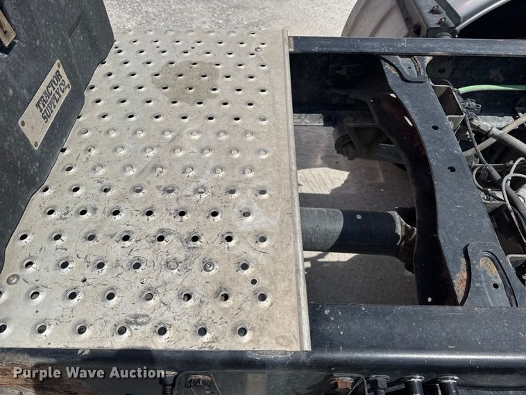 image for item FB9449 2018 Freightliner Cascadia semi truck