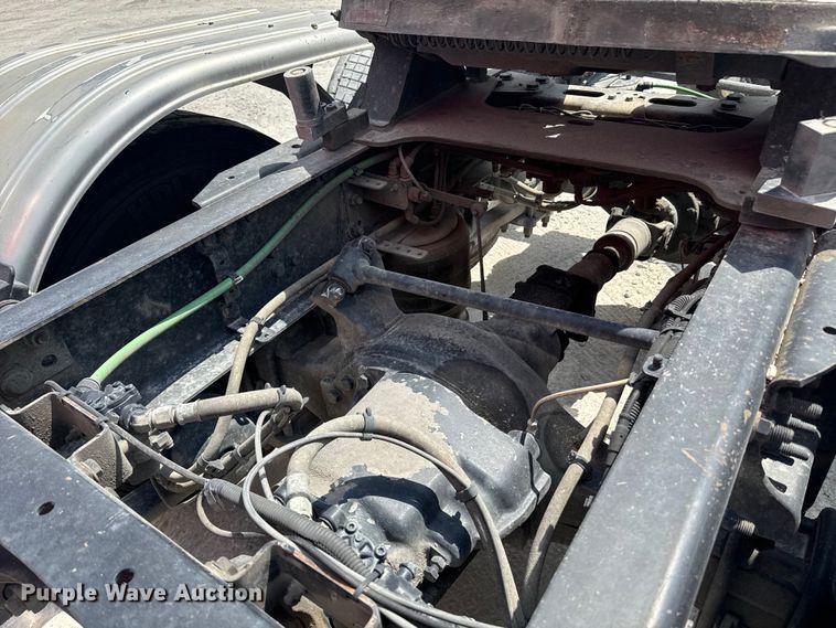 image for item FB9449 2018 Freightliner Cascadia semi truck