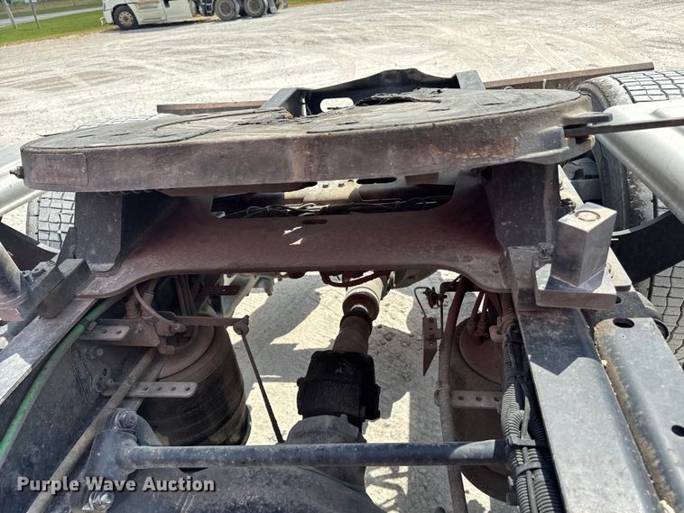 image for item FB9449 2018 Freightliner Cascadia semi truck