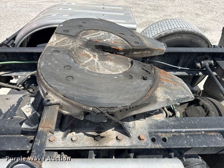 image for item FB9449 2018 Freightliner Cascadia semi truck