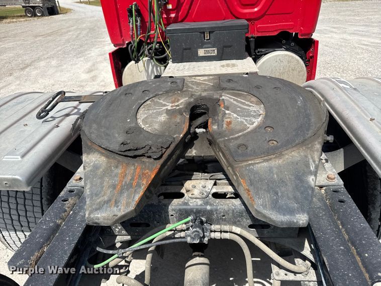 image for item FB9449 2018 Freightliner Cascadia semi truck