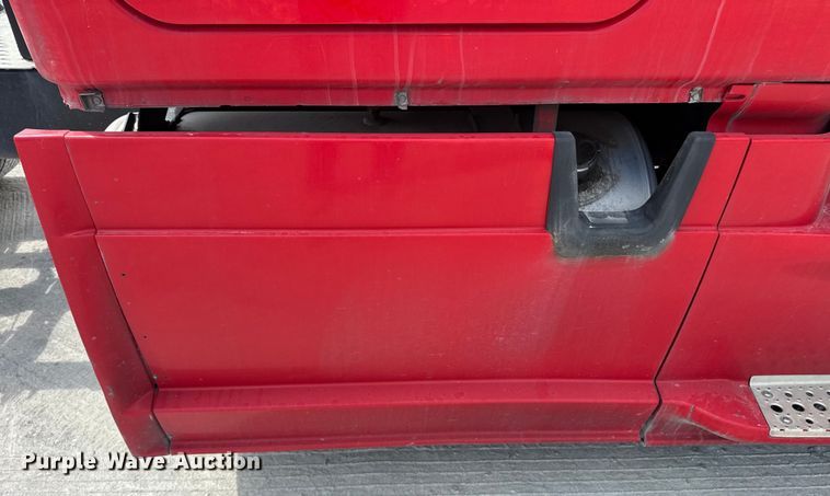 image for item FB9449 2018 Freightliner Cascadia semi truck