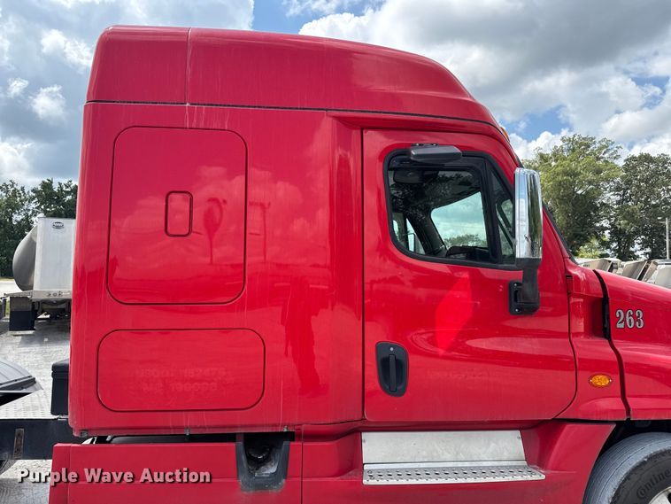 image for item FB9449 2018 Freightliner Cascadia semi truck