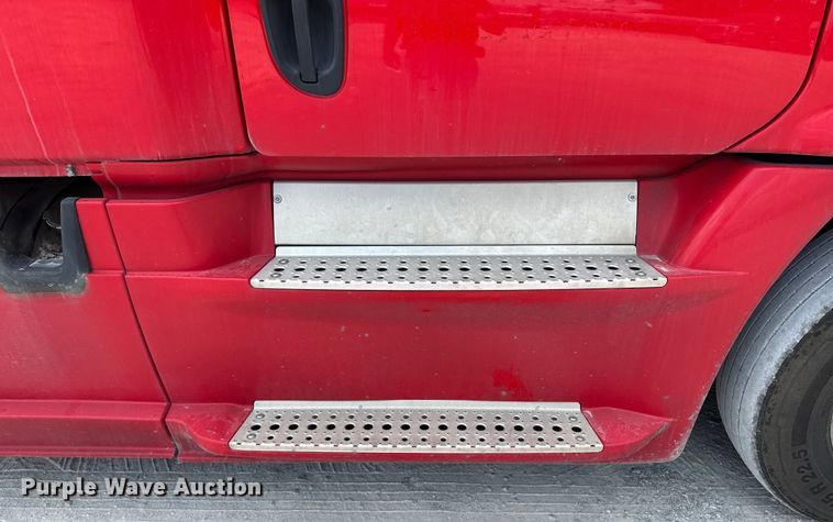 image for item FB9449 2018 Freightliner Cascadia semi truck