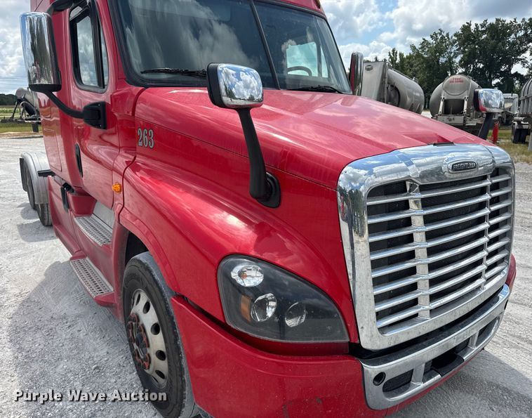 image for item FB9449 2018 Freightliner Cascadia semi truck