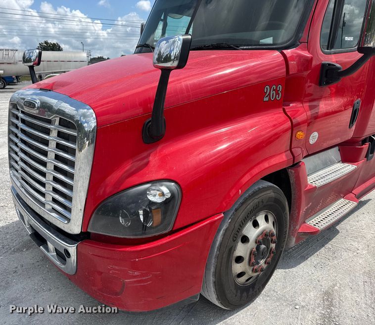 image for item FB9449 2018 Freightliner Cascadia semi truck