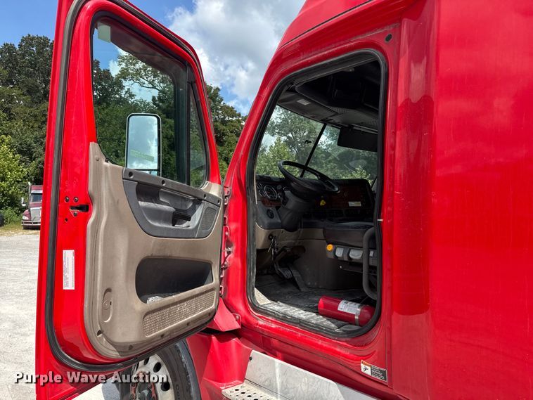 image for item FB9449 2018 Freightliner Cascadia semi truck