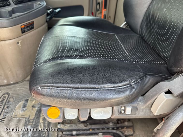 image for item FB9449 2018 Freightliner Cascadia semi truck