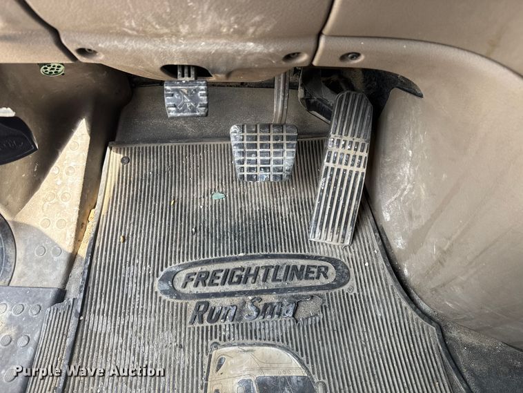 image for item FB9449 2018 Freightliner Cascadia semi truck