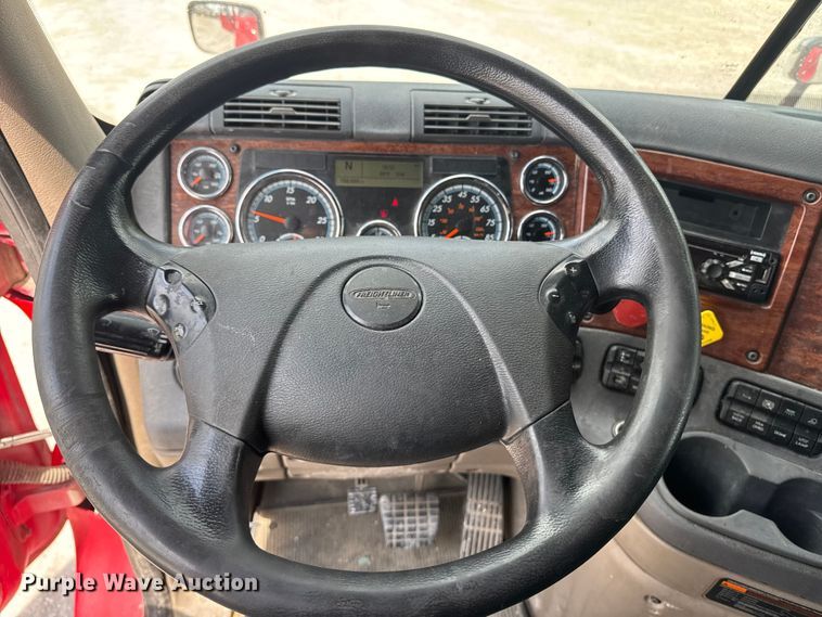 image for item FB9449 2018 Freightliner Cascadia semi truck