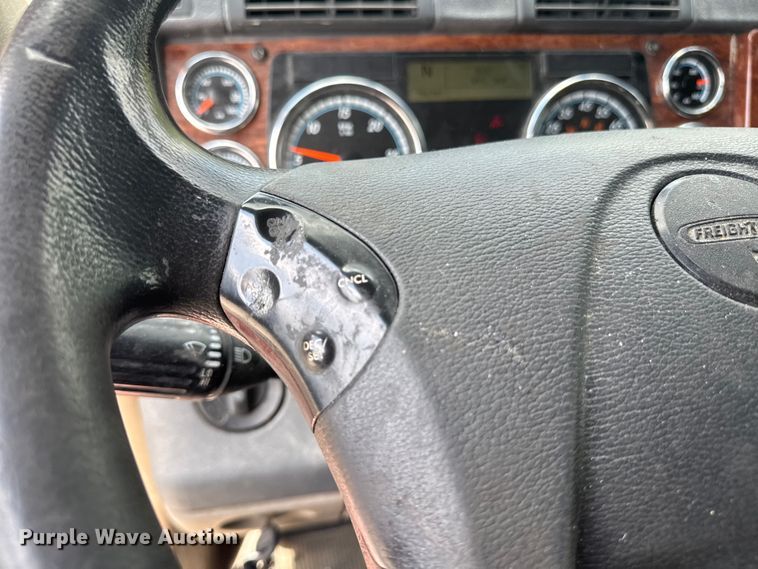 image for item FB9449 2018 Freightliner Cascadia semi truck