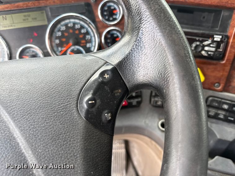 image for item FB9449 2018 Freightliner Cascadia semi truck