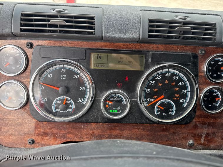 image for item FB9449 2018 Freightliner Cascadia semi truck