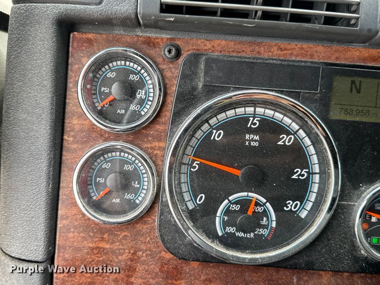 image for item FB9449 2018 Freightliner Cascadia semi truck