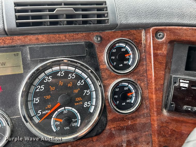 image for item FB9449 2018 Freightliner Cascadia semi truck