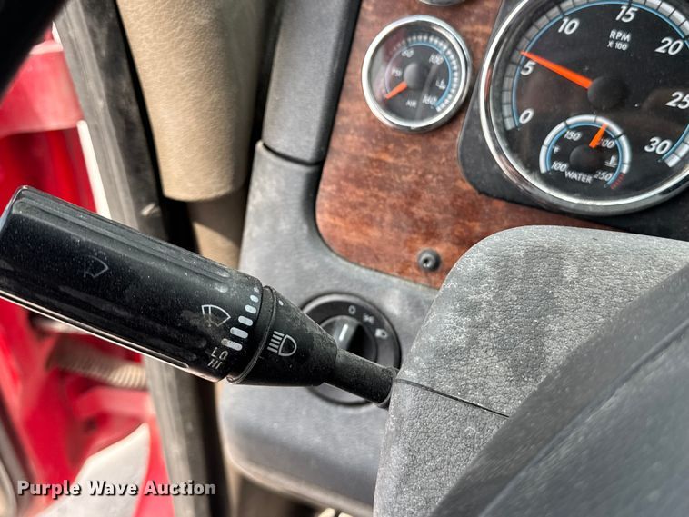 image for item FB9449 2018 Freightliner Cascadia semi truck