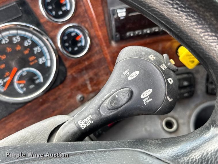 image for item FB9449 2018 Freightliner Cascadia semi truck