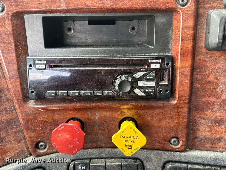 image for item FB9449 2018 Freightliner Cascadia semi truck