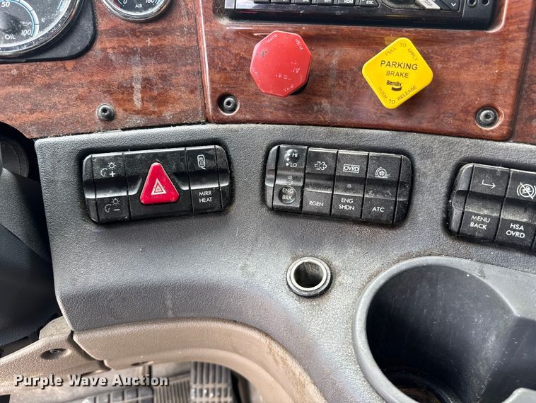 image for item FB9449 2018 Freightliner Cascadia semi truck