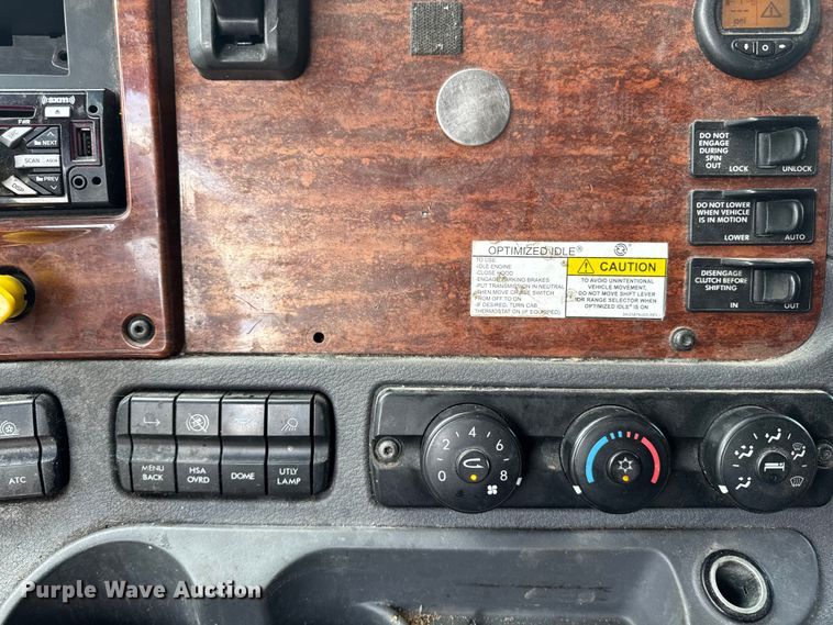 image for item FB9449 2018 Freightliner Cascadia semi truck