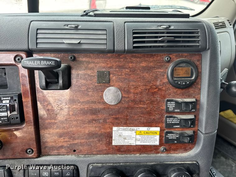 image for item FB9449 2018 Freightliner Cascadia semi truck