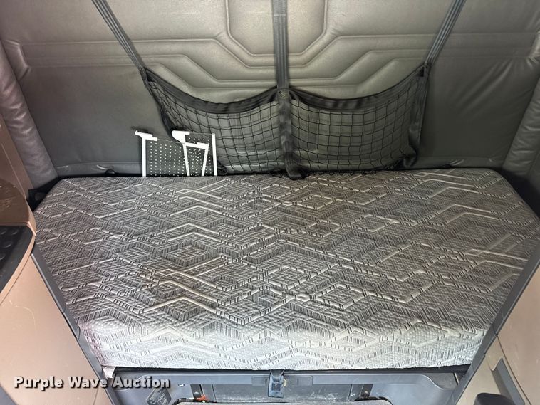 image for item FB9449 2018 Freightliner Cascadia semi truck